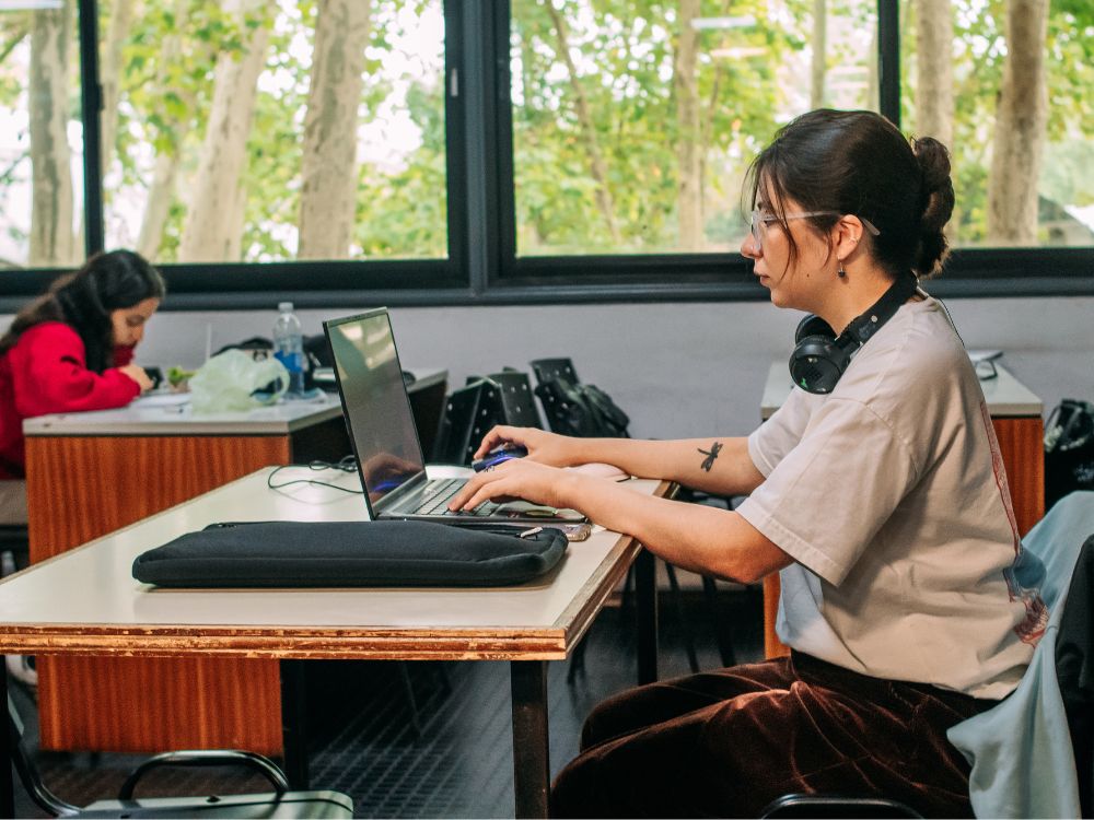 Personal de biblioteca trabajando